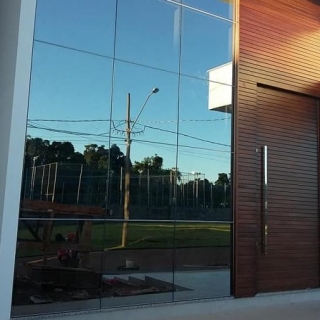 Fachadas em Alumínio Araçariguama Vidros Fixos para Residências Votorantim Portão de alumínio São Roque Fachadas em Alumínio Araçariguama Porta de alumínio com vidro Araçoiaba Esquadrias de alumínio Sorocaba